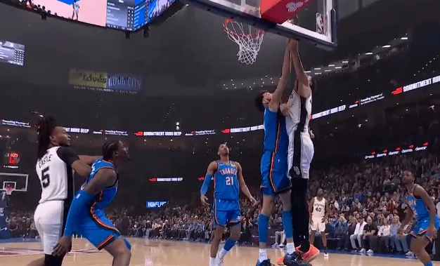 文班亚马强攻霍姆格伦直接隔扣，随后又在头上完成空接暴扣